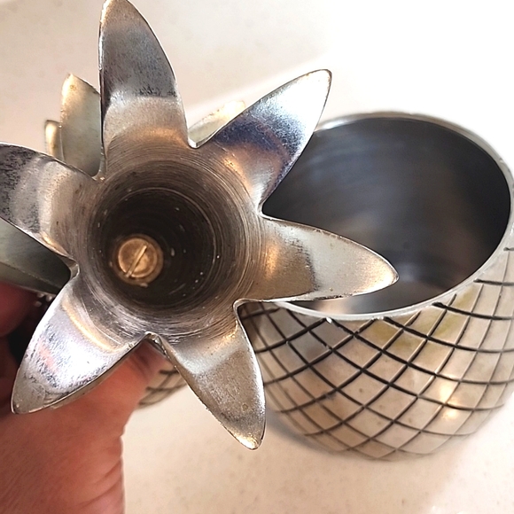 Metal Pineapple almost 9 inches tall - Picture 3 of 9